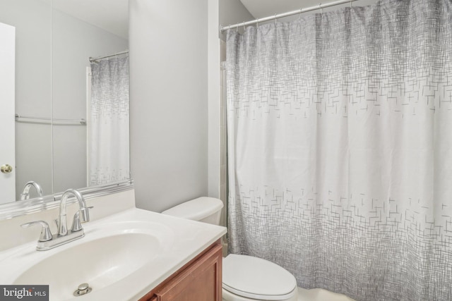 full bath featuring a shower with curtain, vanity, and toilet