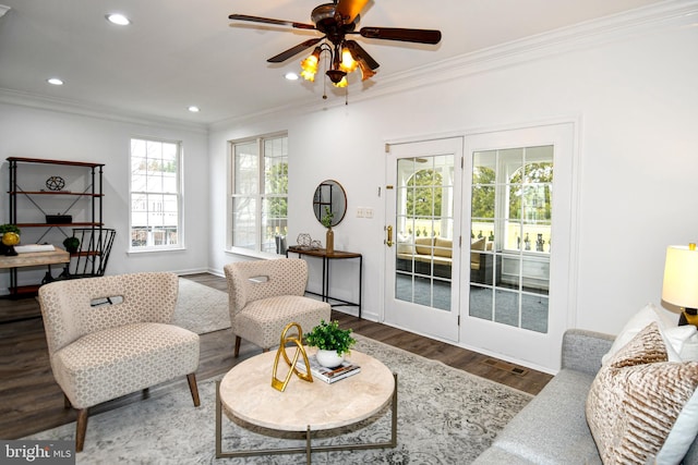 living area featuring ceiling fan, recessed lighting, wood finished floors, baseboards, and crown molding