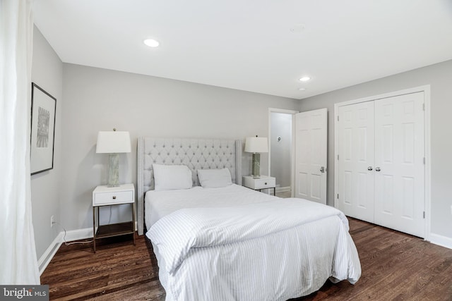 bedroom featuring a closet, recessed lighting, baseboards, and wood finished floors