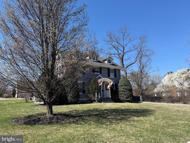 view of front of home featuring a front yard