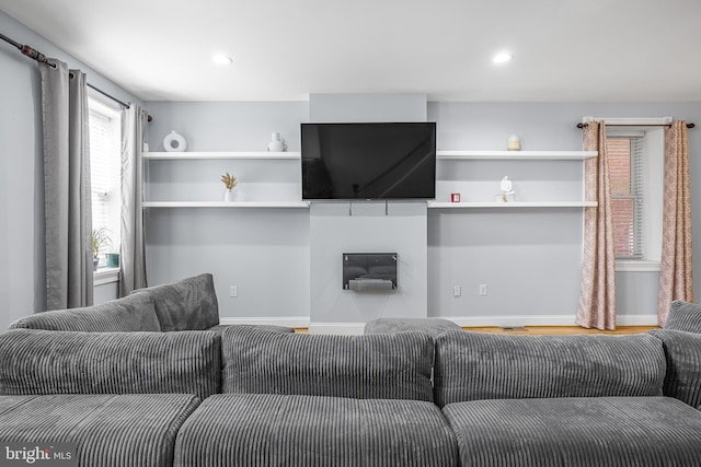 living room with visible vents, baseboards, and recessed lighting