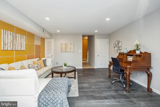 living area with baseboards, wood finished floors, visible vents, and recessed lighting