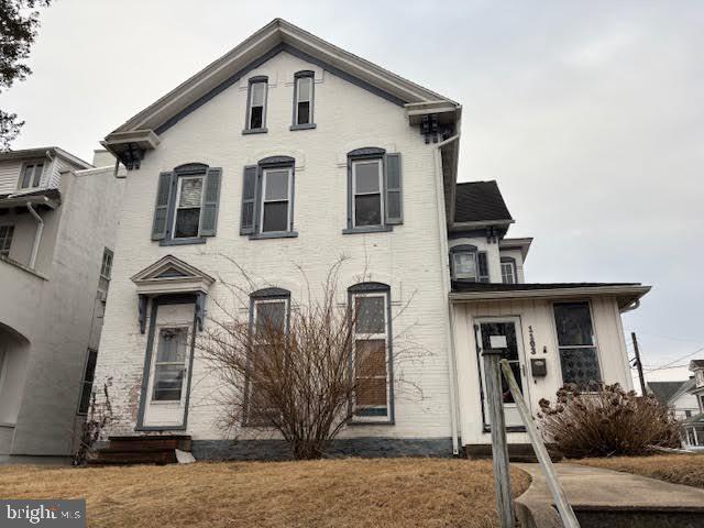 view of front of home featuring entry steps and a front yard