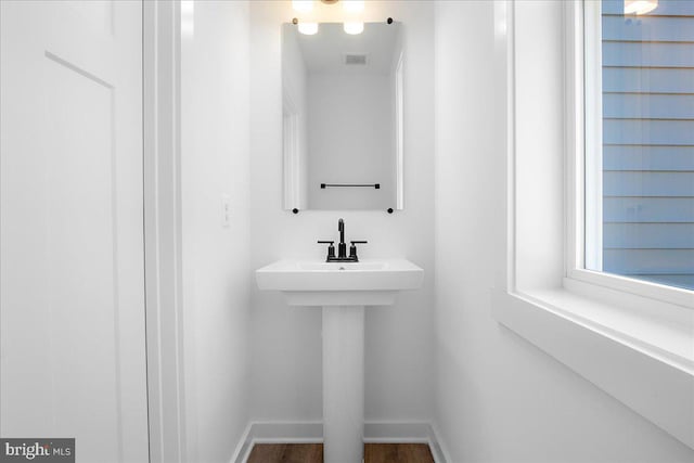 bathroom featuring visible vents and baseboards