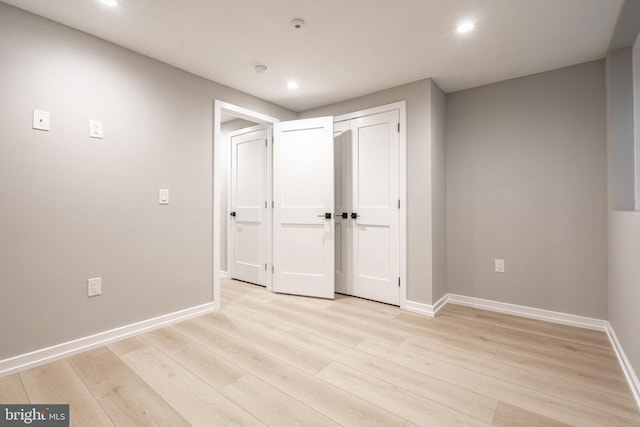 interior space featuring light wood-style flooring, baseboards, a closet, and recessed lighting