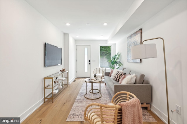 living area featuring light wood-style floors, recessed lighting, and baseboards