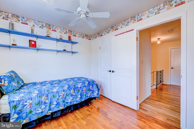 bedroom featuring light wood-style floors, a closet, and ceiling fan