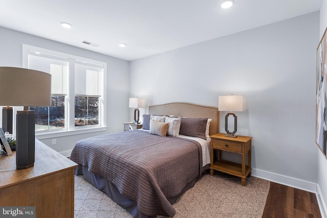 bedroom featuring light wood-type flooring, baseboards, visible vents, and recessed lighting