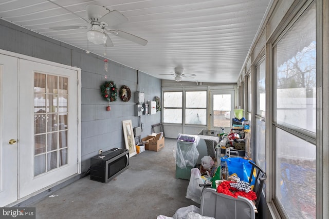 sunroom / solarium featuring a ceiling fan