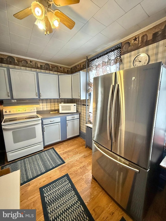 kitchen with crown molding, gray cabinets, light wood-style floors, ceiling fan, and white appliances