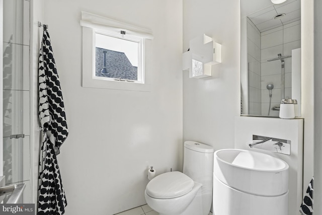 full bathroom featuring a shower with curtain and toilet