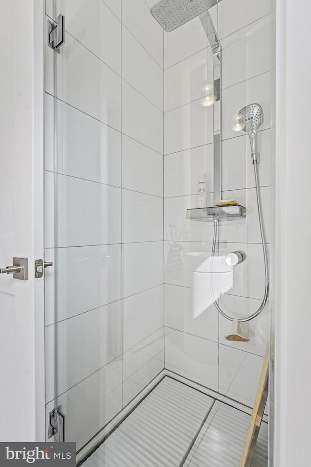 full bath featuring tiled shower