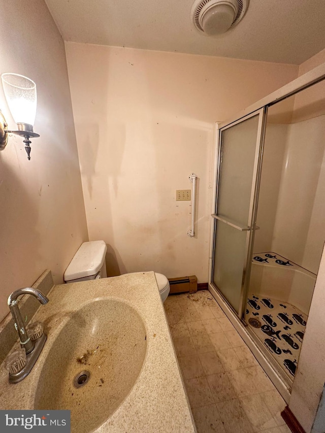 full bathroom featuring visible vents, a stall shower, a sink, and toilet