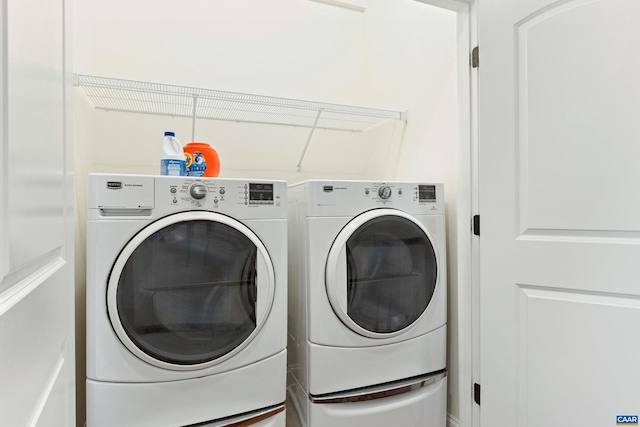 washroom with laundry area and washer and clothes dryer