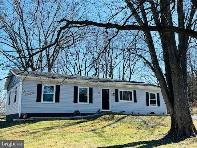 view of front facade featuring a front yard