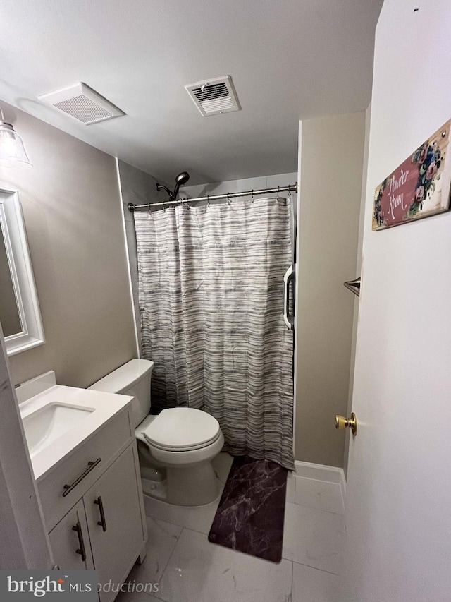 bathroom featuring a shower with curtain, visible vents, vanity, and toilet