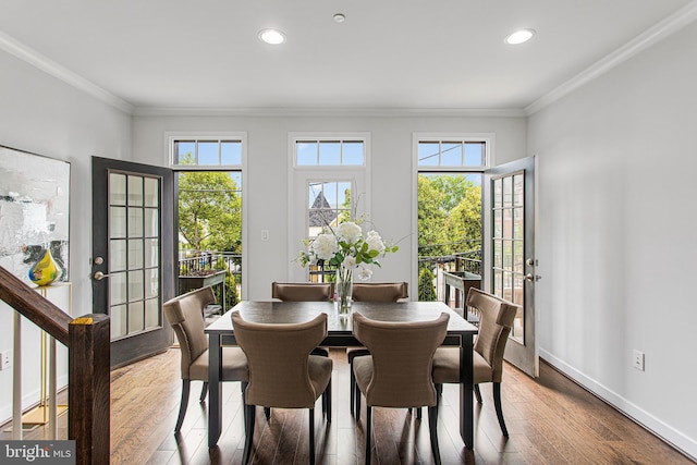 dining space featuring ornamental molding, recessed lighting, baseboards, and hardwood / wood-style flooring