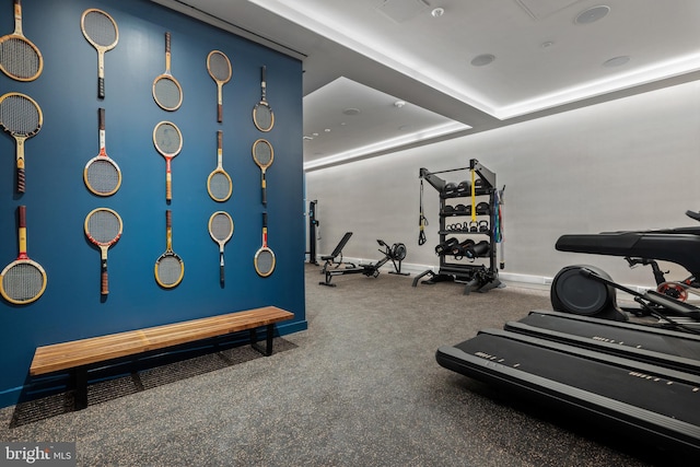 exercise room featuring baseboards