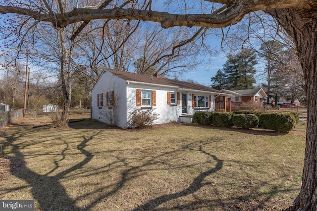 view of front of house with fence, a porch, and a front yard