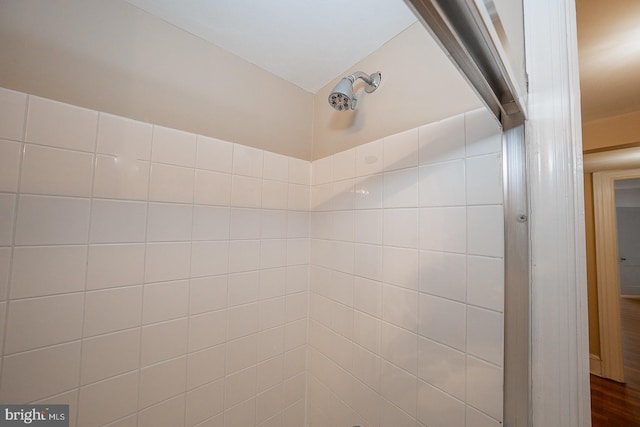 room details featuring a tile shower