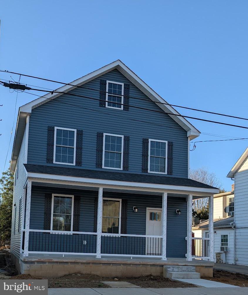 view of front of home with covered porch