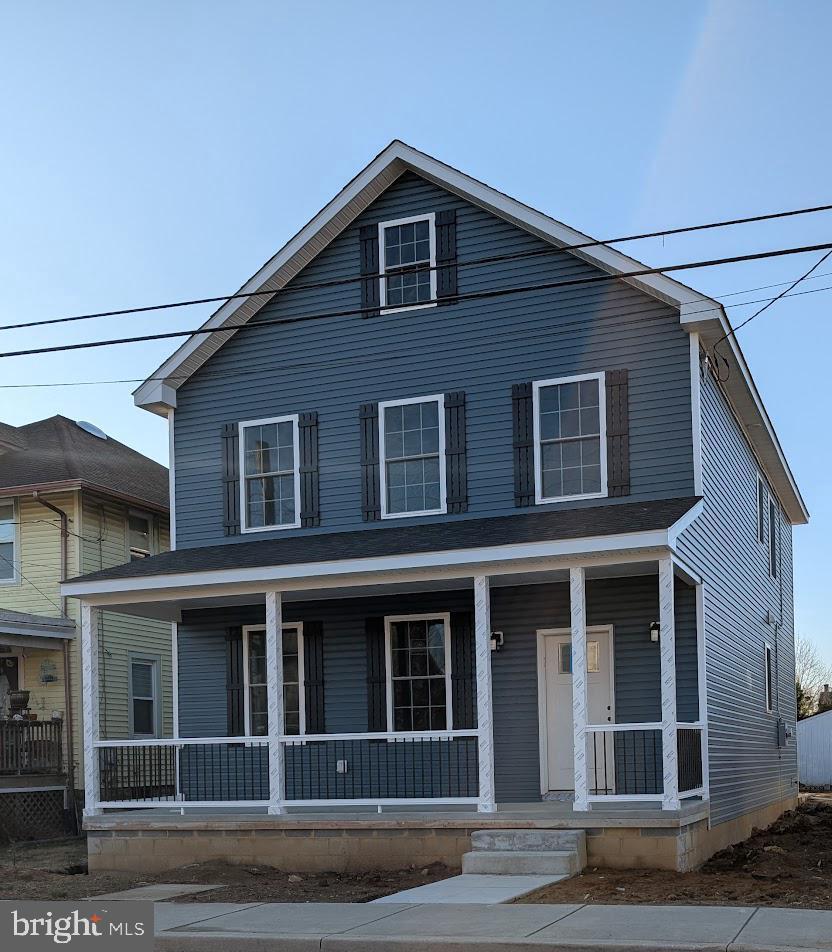 view of front of home featuring covered porch