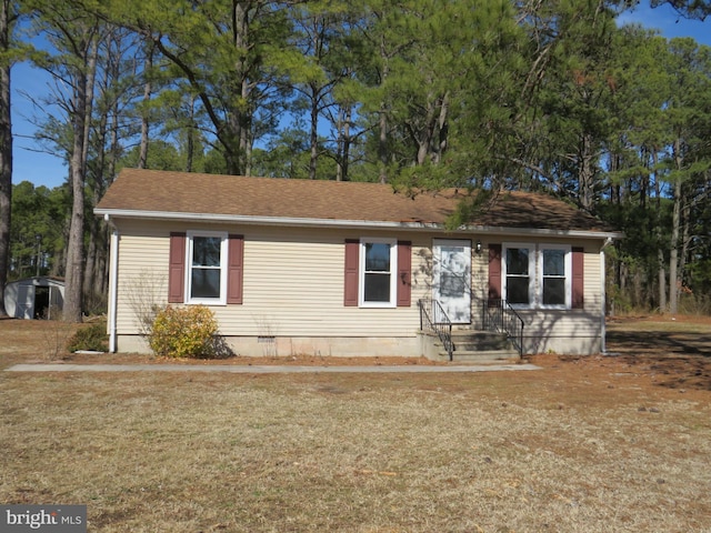 view of front of house featuring crawl space and a front lawn