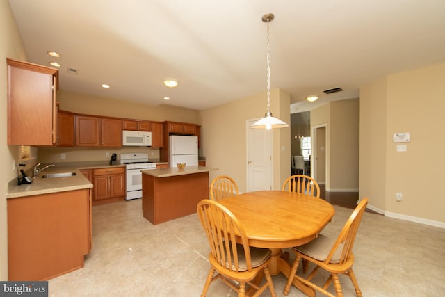 dining room with recessed lighting, visible vents, and baseboards