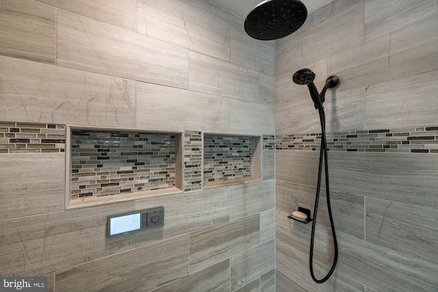 full bathroom featuring a tile shower