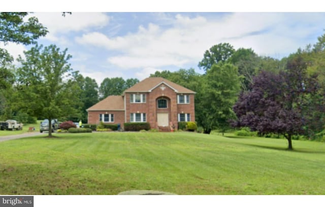 colonial home featuring a front yard