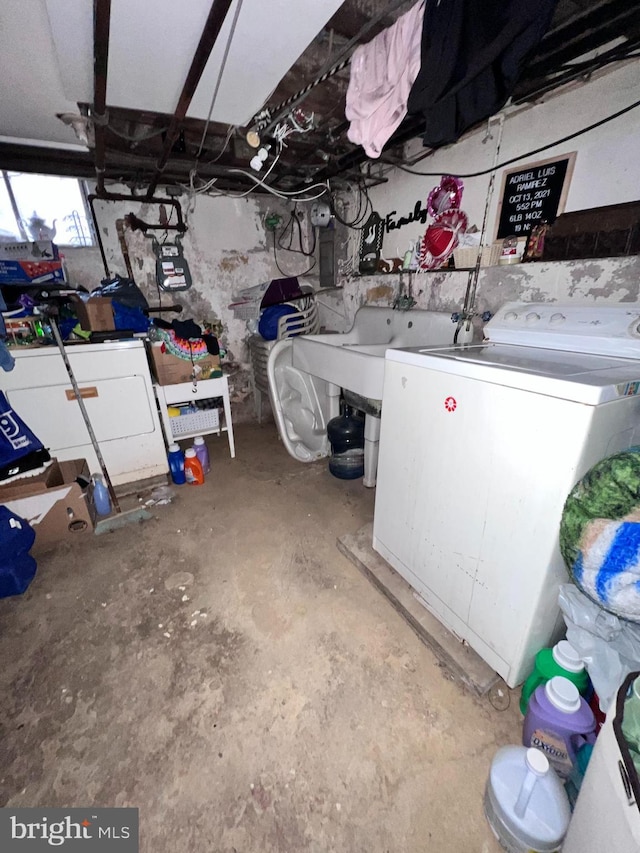 basement featuring washer / clothes dryer