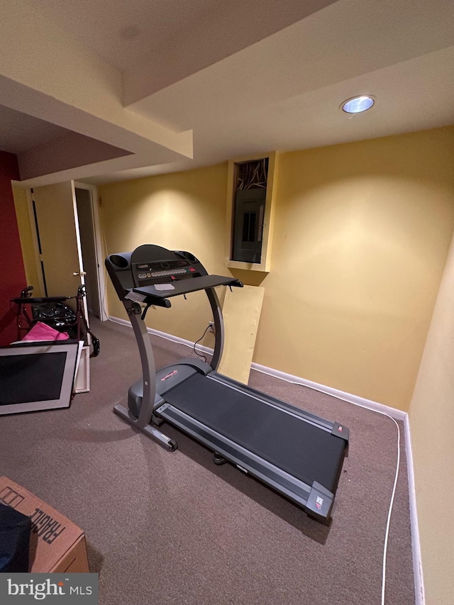 exercise area featuring recessed lighting and baseboards