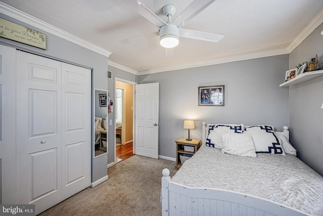 bedroom featuring a closet, ornamental molding, a ceiling fan, carpet flooring, and baseboards