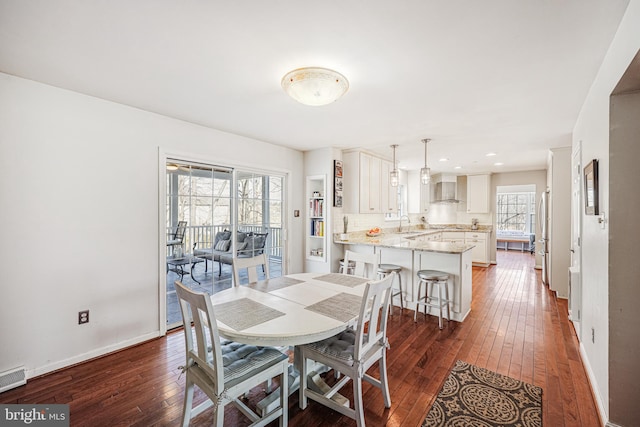 dining area featuring recessed lighting, dark wood-style flooring, and baseboards