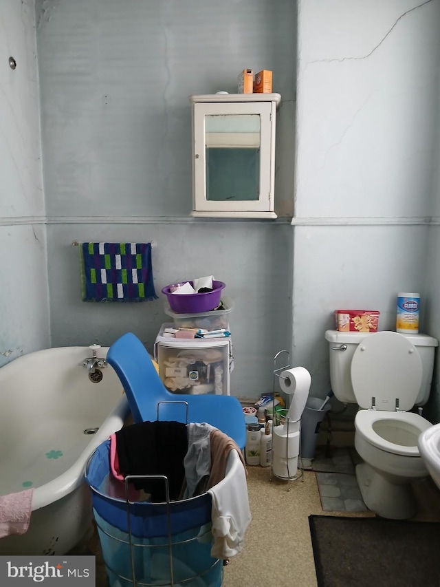 bathroom featuring toilet and a bathtub