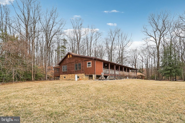 view of side of property featuring a lawn