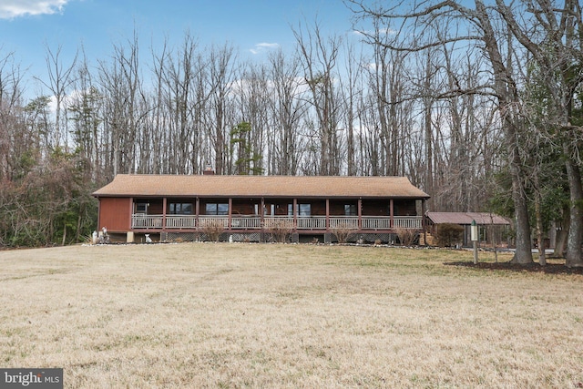 view of front of house featuring a front lawn