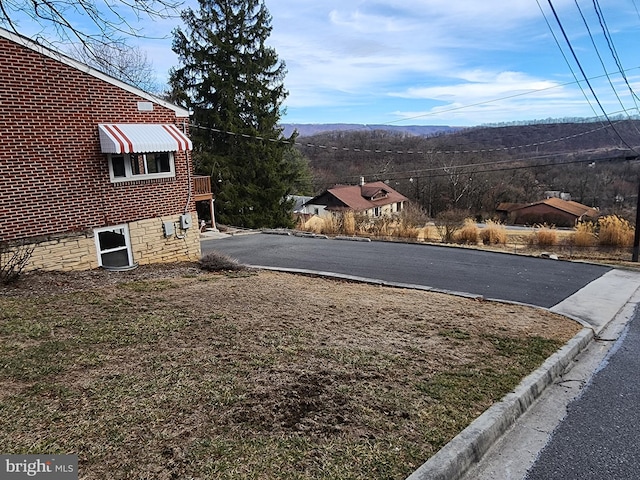 view of yard with a mountain view