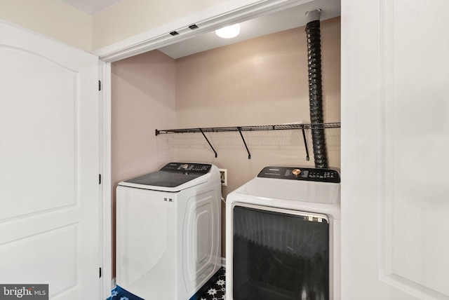 washroom with laundry area and independent washer and dryer