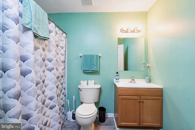 full bath featuring toilet, visible vents, vanity, baseboards, and a shower with curtain