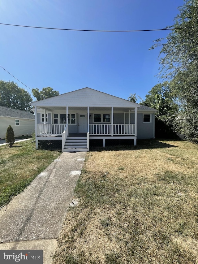 view of front of property featuring a front lawn and a porch