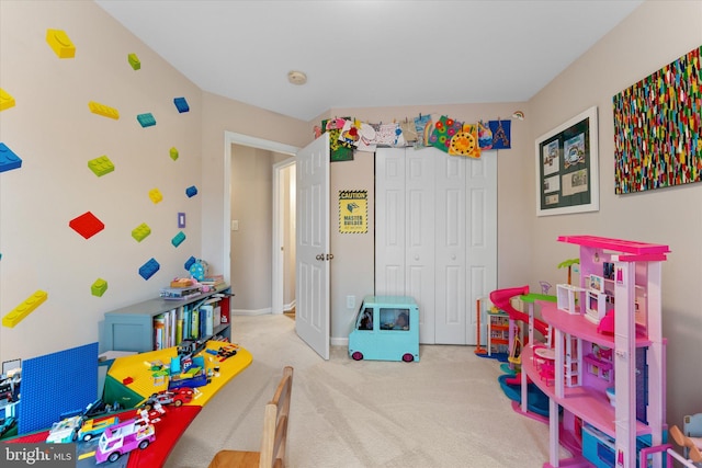 recreation room with carpet and baseboards