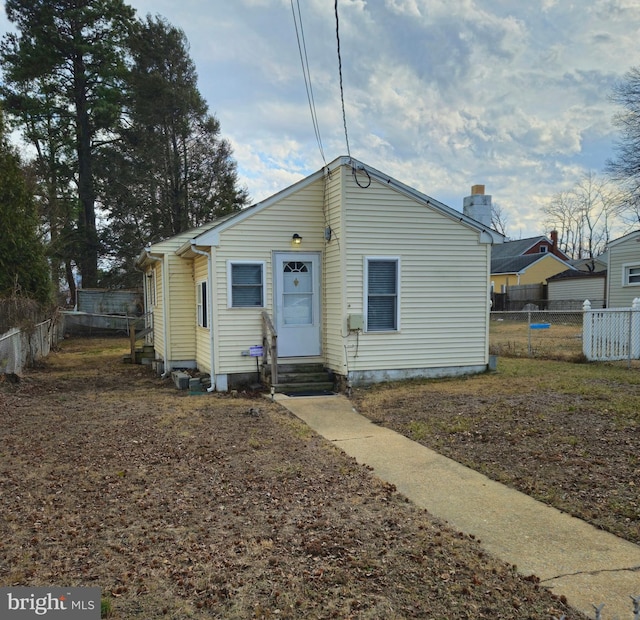 view of front of house with entry steps and fence