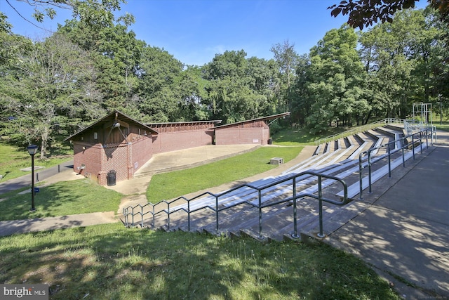 view of property's community featuring a yard