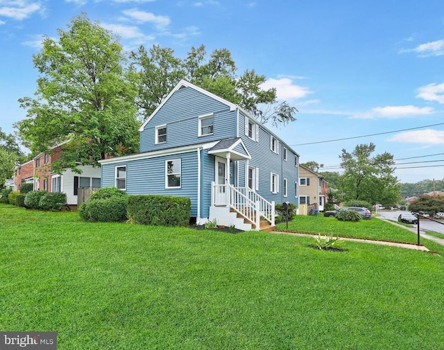 view of front of property featuring a front yard