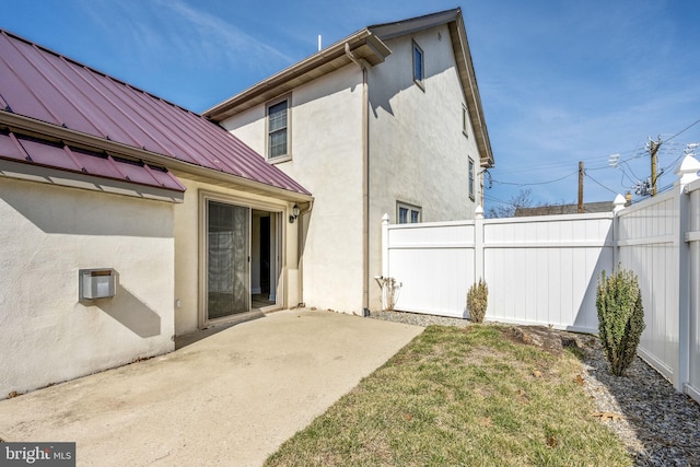 view of yard featuring a patio area and fence