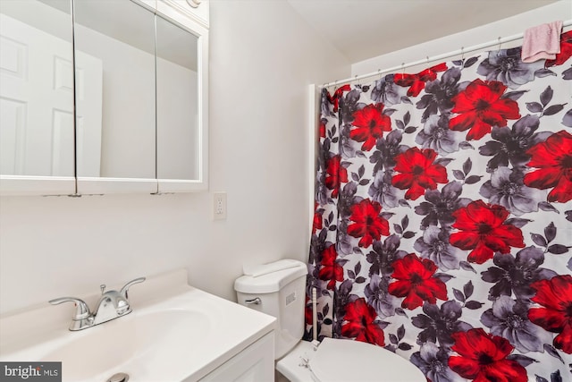 full bath with vanity, toilet, and a shower with curtain