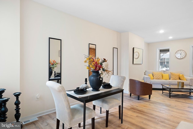 dining space featuring light wood-style floors, baseboards, visible vents, and recessed lighting