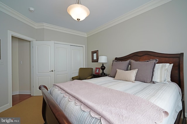 bedroom with baseboards, ornamental molding, and a closet