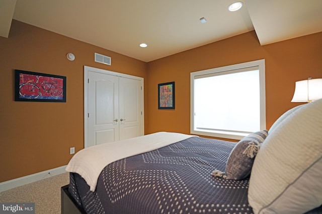 bedroom featuring recessed lighting, carpet floors, visible vents, baseboards, and a closet